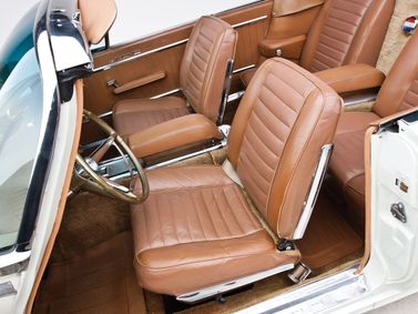 Chrysler 300 Letter Series III (300H) Рестайлинг 2, Кабриолет — передние сиденья