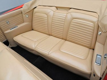 Chrysler 300 Letter Series III (300C)، قابلة للتحويل — المقاعد الخلفية