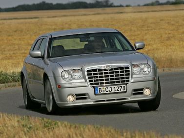 Chrysler 300C I، واجون 5 أبواب SRT8 — منظر أمامي أيمن