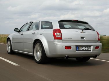 Chrysler 300C I، واجون 5 أبواب SRT8 — منظر خلفي أيسر