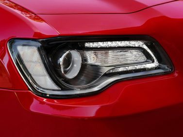 Chrysler 300C فيس ليفت الثاني، سيدان — المصباح الأمامي