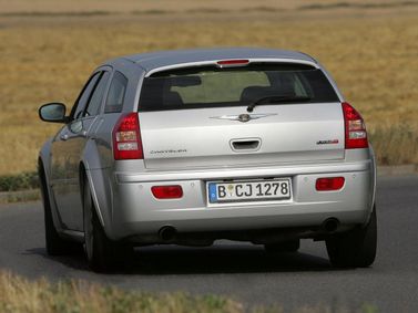 Chrysler 300C I، واجون 5 أبواب SRT8 — منظر خلفي أيسر