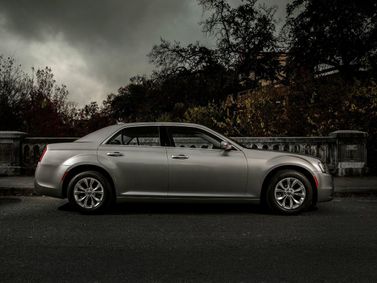 Chrysler 300C فيس ليفت الثاني، سيدان — منظر من الجانب الأيمن