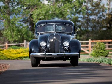Chrysler Imperial ثالثاً، سيدان — منظر أمامي