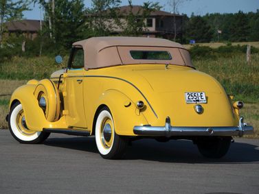 Chrysler Imperial رابعاً، قابلة للتحويل — منظر خلفي أيسر