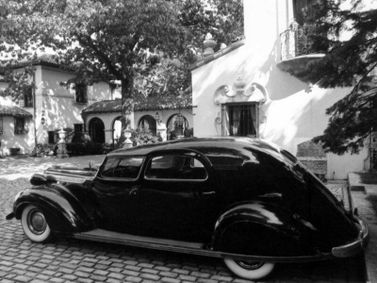 Chrysler Imperial IV, Седан — вид сзади в три четверти