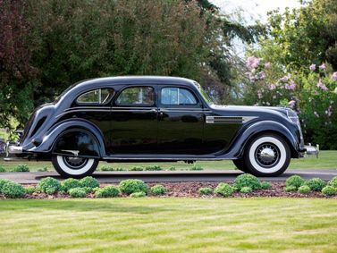 Chrysler Imperial ثالثاً، سيدان — منظر من الجانب الأيسر