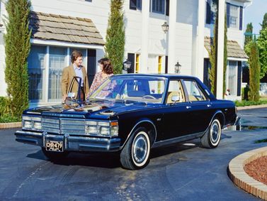 Chrysler LeBaron I، سيدان — منظر أمامي أيسر