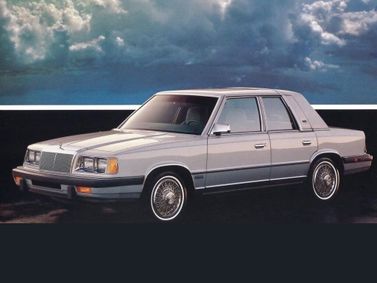 Chrysler LeBaron ثالثاً، سيدان — منظر أمامي أيسر