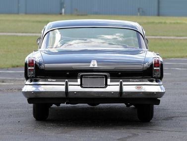 Chrysler New Yorker سادساً، سيدان — منظر خلفي