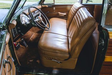Chrysler Town & Country (1941-1988)، قابلة للتحويل — المقاعد الأمامية
