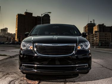 Chrysler Town & Country V Рестайлинг, Минивэн — вид спереди