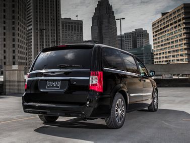 Chrysler Town & Country V Рестайлинг, Минивэн — вид сзади справа
