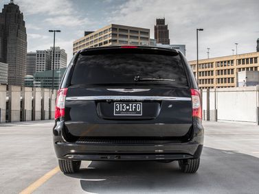 Chrysler Town & Country V Рестайлинг, Минивэн — вид сзади