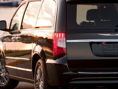 Chrysler Town & Country V Рестайлинг, Минивэн — вид сзади справа