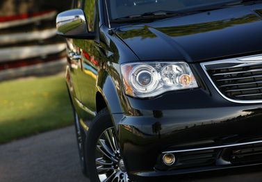 Chrysler Town & Country V Рестайлинг, Минивэн — вид спереди справа