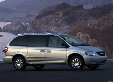 Chrysler Town & Country IV, Минивэн — вид спереди справа