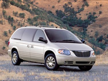 Chrysler Town & Country IV Рестайлинг, Минивэн — вид спереди справа