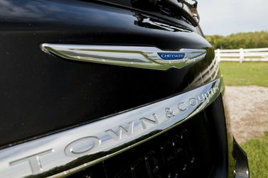Chrysler Town & Country V Рестайлинг, Минивэн — эмблема и обозначение модели