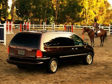 Chrysler Town & Country III, Минивэн — вид сзади справа