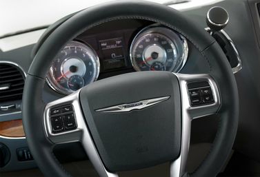 Chrysler Town & Country V Рестайлинг, Минивэн — рулевое колесо
