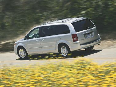 Chrysler Town & Country V, Минивэн — вид сзади справа