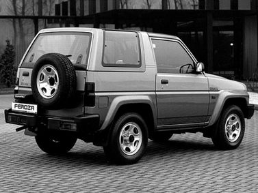 Daihatsu Feroza، دفع رباعي 3 أبواب — منظر خلفي أيمن
