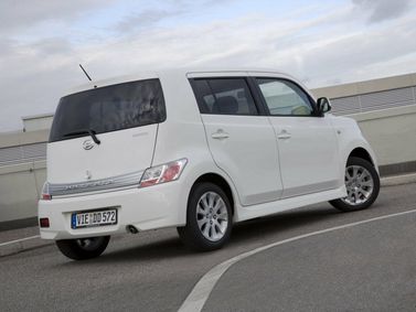Daihatsu Materia، هاتشباك 5 أبواب — منظر خلفي أيمن