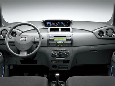 Daihatsu Materia، هاتشباك 5 أبواب — لوحة القيادة