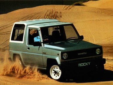 Daihatsu Rocky I، دفع رباعي 3 أبواب — منظر أمامي أيمن