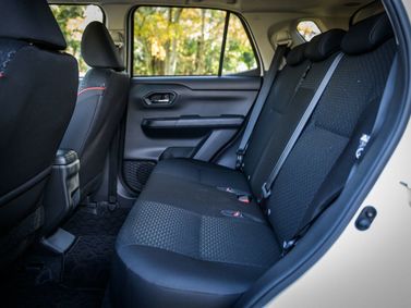 Daihatsu Rocky A200، دفع رباعي 5 أبواب — المقاعد الخلفية