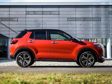 Daihatsu Rocky A200، دفع رباعي 5 أبواب — منظر من الجانب الأيمن