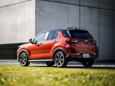 Daihatsu Rocky A200، دفع رباعي 5 أبواب — منظر خلفي بزاوية ثلاثة أرباع