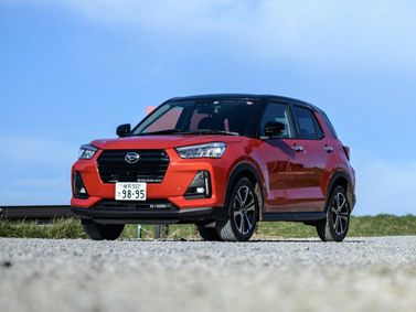 Daihatsu Rocky A200، دفع رباعي 5 أبواب — منظر أمامي