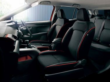 Daihatsu Rocky A200، دفع رباعي 5 أبواب — المقاعد الأمامية