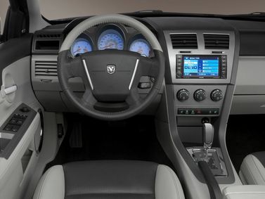 Dodge Avenger ثانياً، سيدان — منطقة السائق