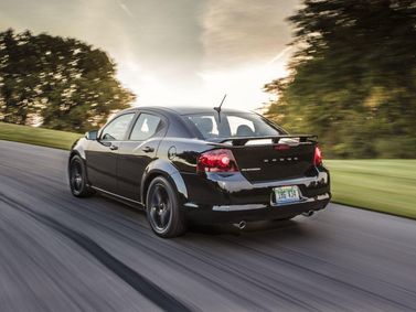 Dodge Avenger فيس ليفت الثاني، سيدان — منظر خلفي أيسر