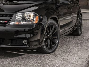 Dodge Avenger فيس ليفت الثاني، سيدان — منظر أمامي أيمن