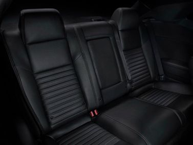 Dodge Challenger ثالثاً فيس ليفت، كوبيه SRT8 — المقاعد الخلفية