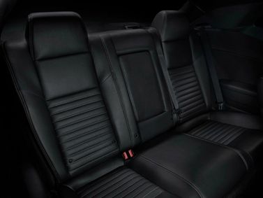 Dodge Challenger ثالثاً فيس ليفت، كوبيه — المقاعد الخلفية