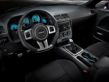 Dodge Challenger ثالثاً فيس ليفت، كوبيه SRT8 — لوحة القيادة