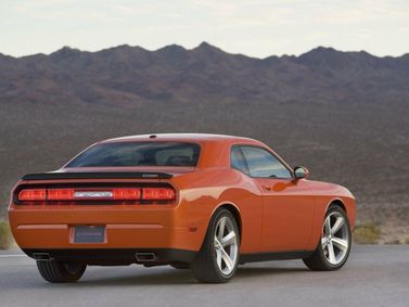 Dodge Challenger ثالثاً، كوبيه SRT8 — منظر خلفي أيمن