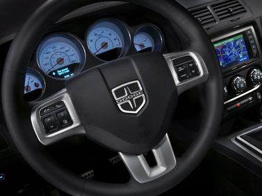 Dodge Challenger ثالثاً، كوبيه SRT8 — عجلة القيادة