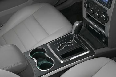 Dodge Magnum فيس ليفت الثاني، واجون 5 أبواب — الكونسول الوسطي
