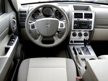Dodge Nitro، دفع رباعي 5 أبواب — منطقة السائق