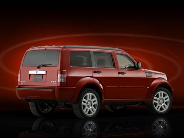 Dodge Nitro، دفع رباعي 5 أبواب — منظر خلفي أيمن