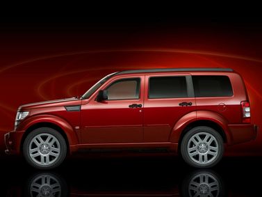 Dodge Nitro، دفع رباعي 5 أبواب — منظر من الجانب الأيسر