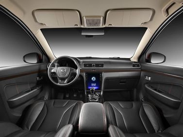 DongFeng 370 I، دفع رباعي 5 أبواب — منظر عام للمقصورة