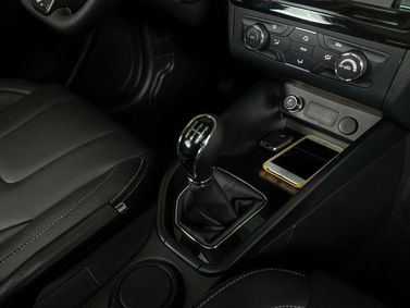 DongFeng 580 I، دفع رباعي 5 أبواب — الكونسول الوسطي