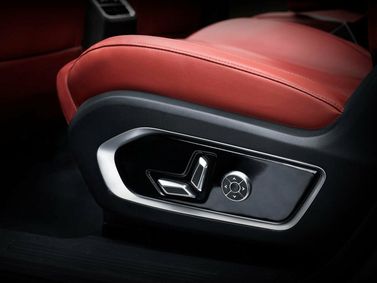 DongFeng 580 ثانياً، دفع رباعي 5 أبواب — المقاعد الأمامية